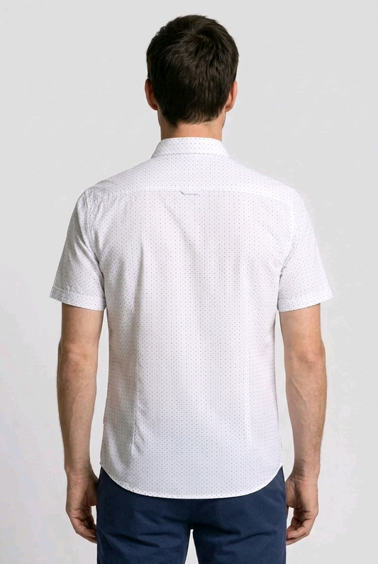 Man wearing a white short-sleeve shirt with a subtle pattern