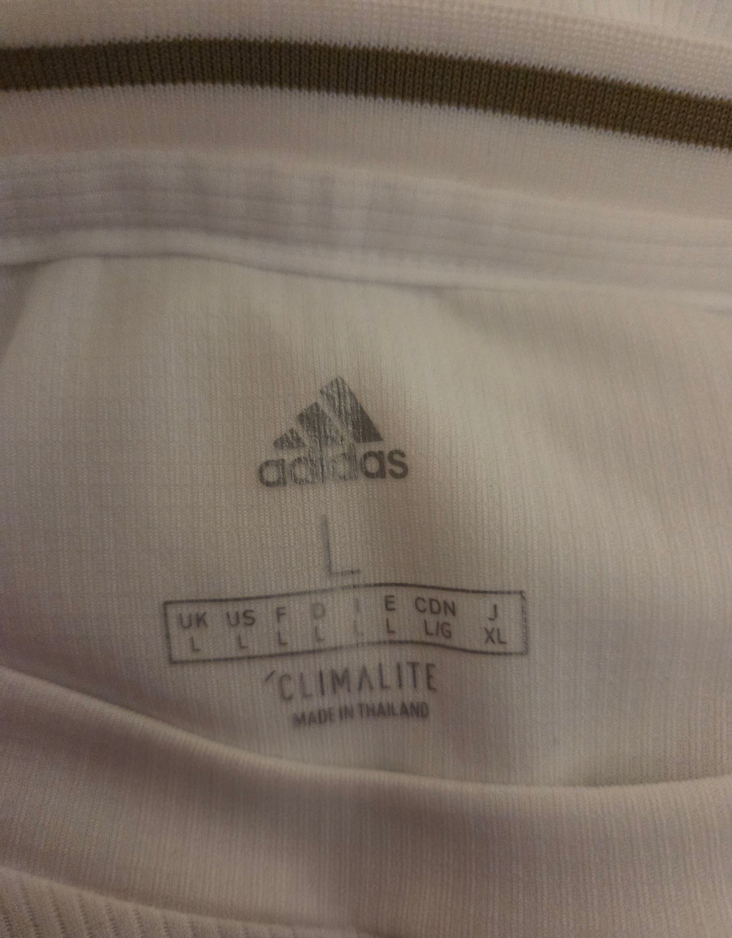Adidas logo size label