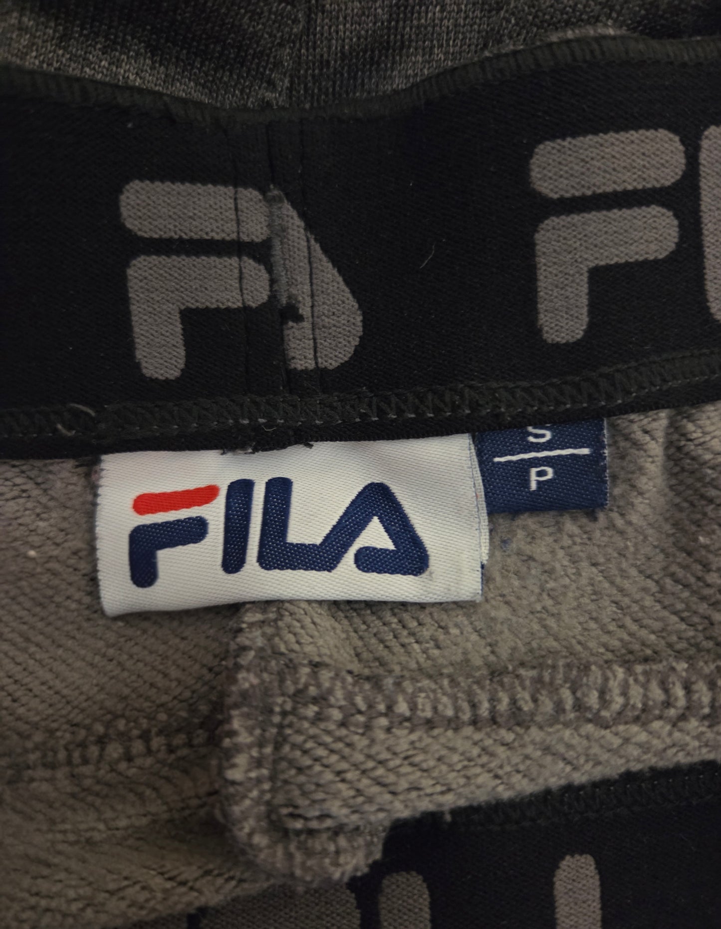 Fila logo size label