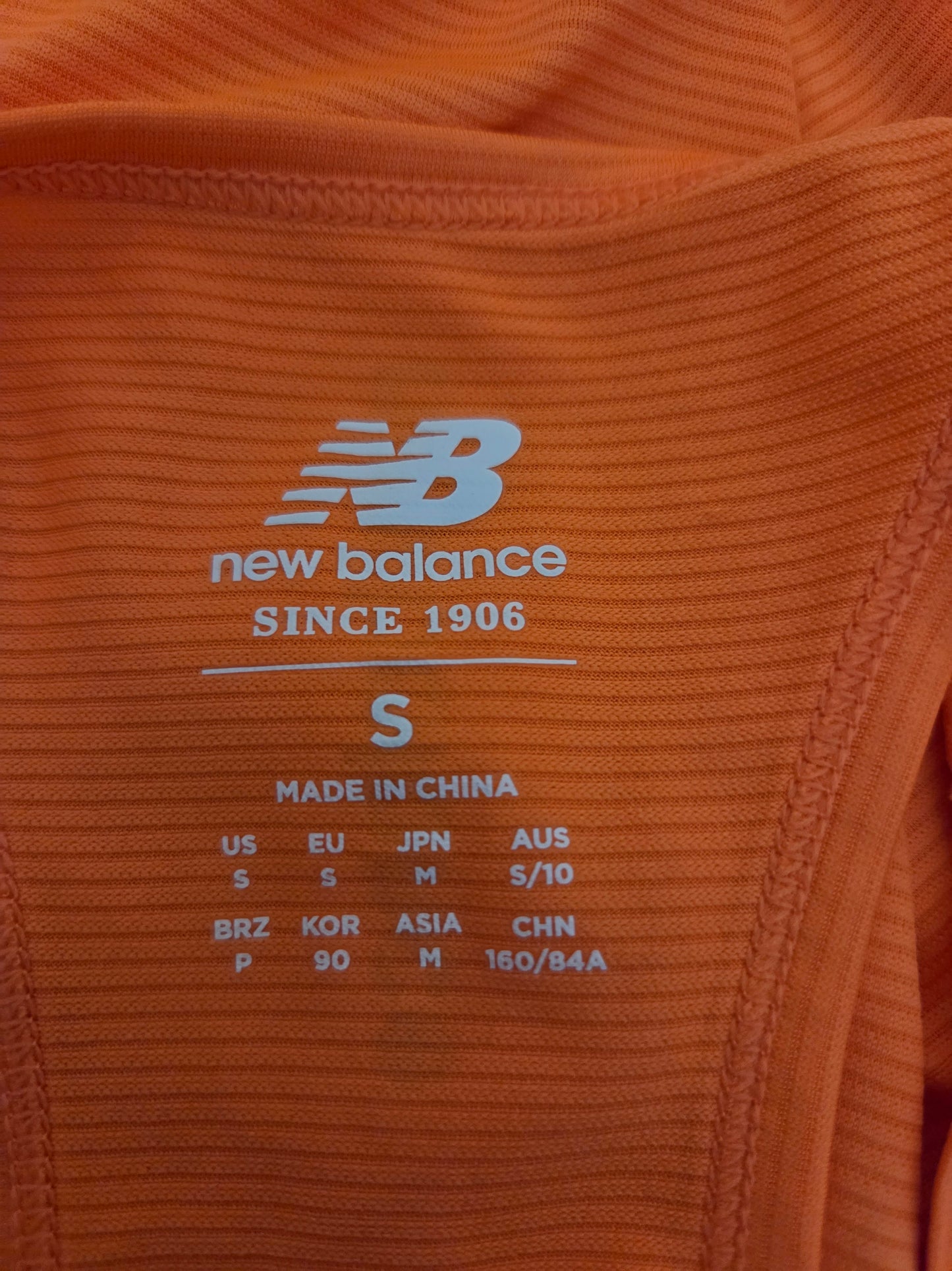 New Balance branding and size chart.