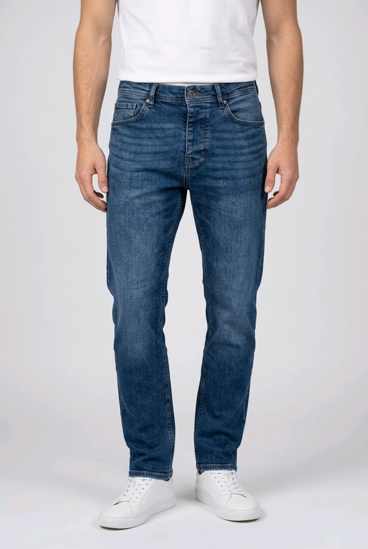 Man wearing a pair of blue jeans with a white t shirt