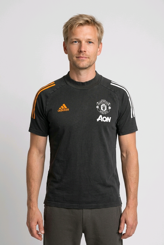 Man wearing an Manchester United grey t-shirt