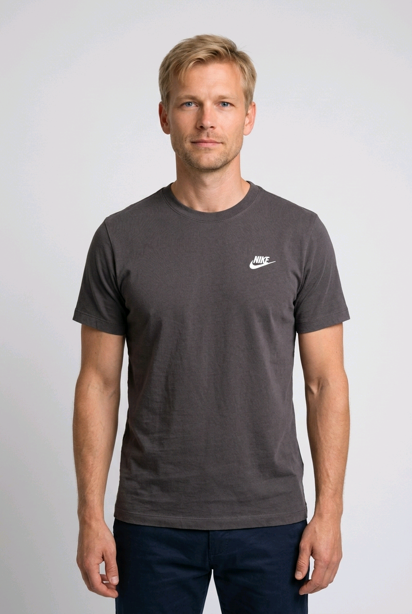 Man wearing a grey Nike t shirt