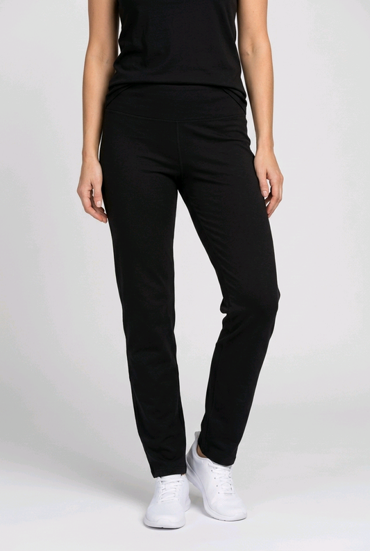 Woman wearing black NB Plain lrggings