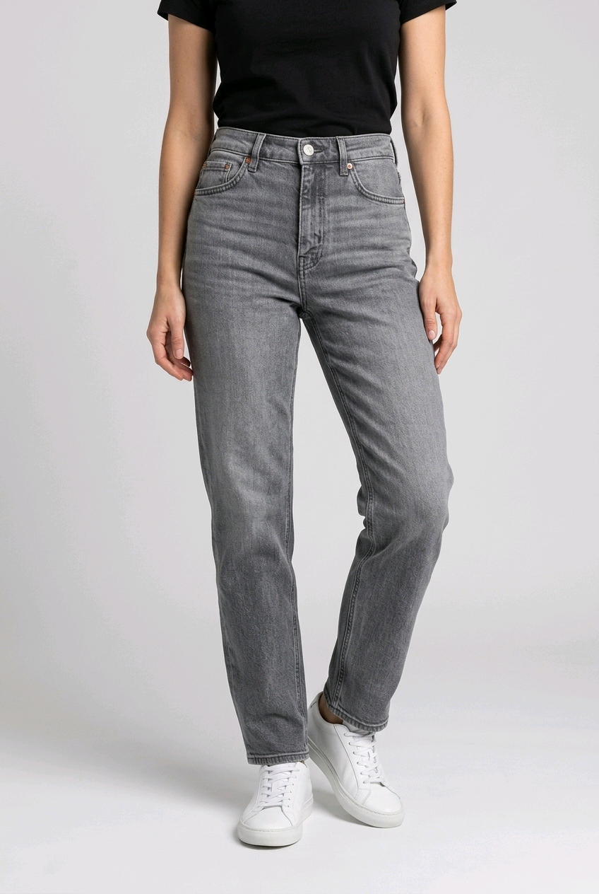 Woman wearing grey jeans and a black top 