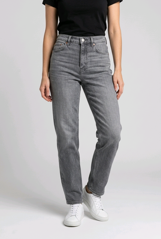 Woman wearing grey jeans and a black top 