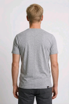 Man wearing a gray t-shirt 