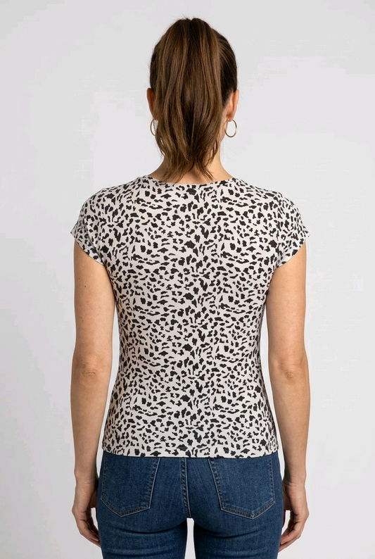 Woman wearing a leopard print top and blue jeans 