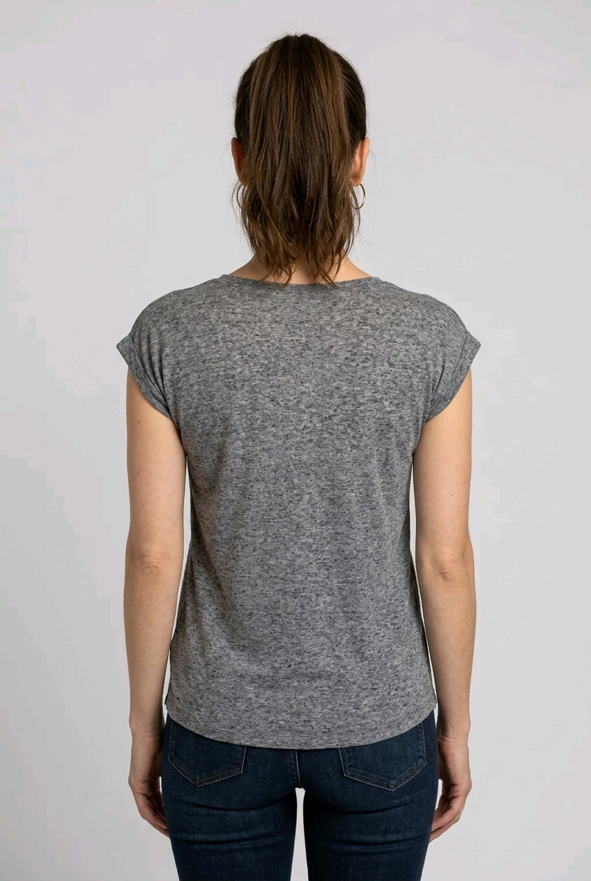 Woman wearing a grey t-shirt and dark jeans 