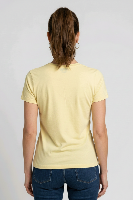 Woman wearing a light yellow t-shirt and jeans