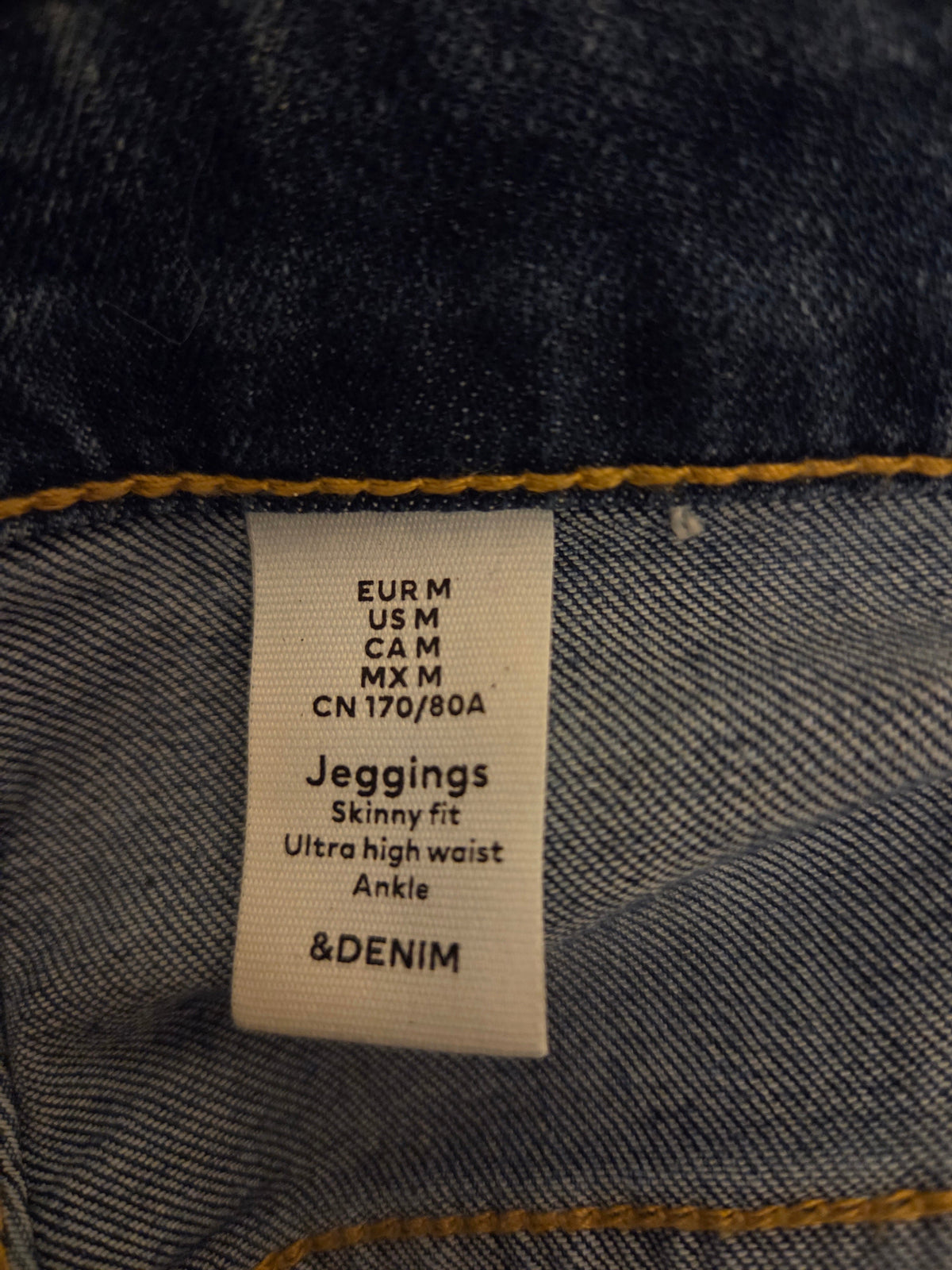 size label on a pair of jeggings