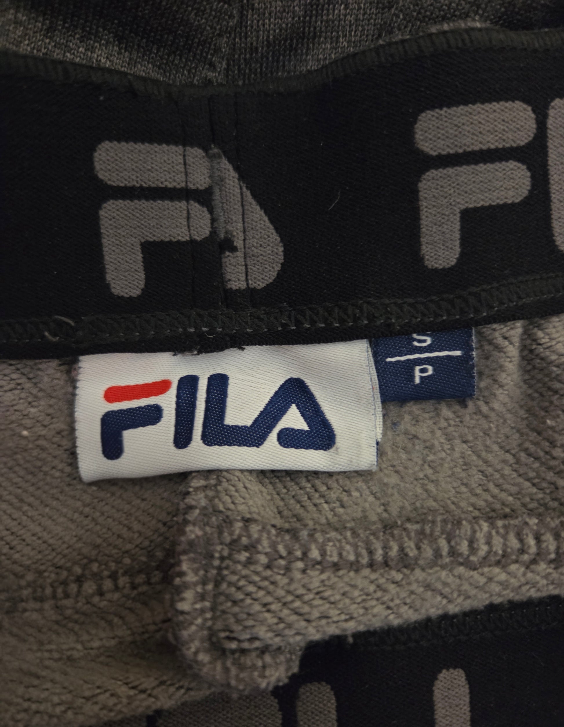 Fila logo size label