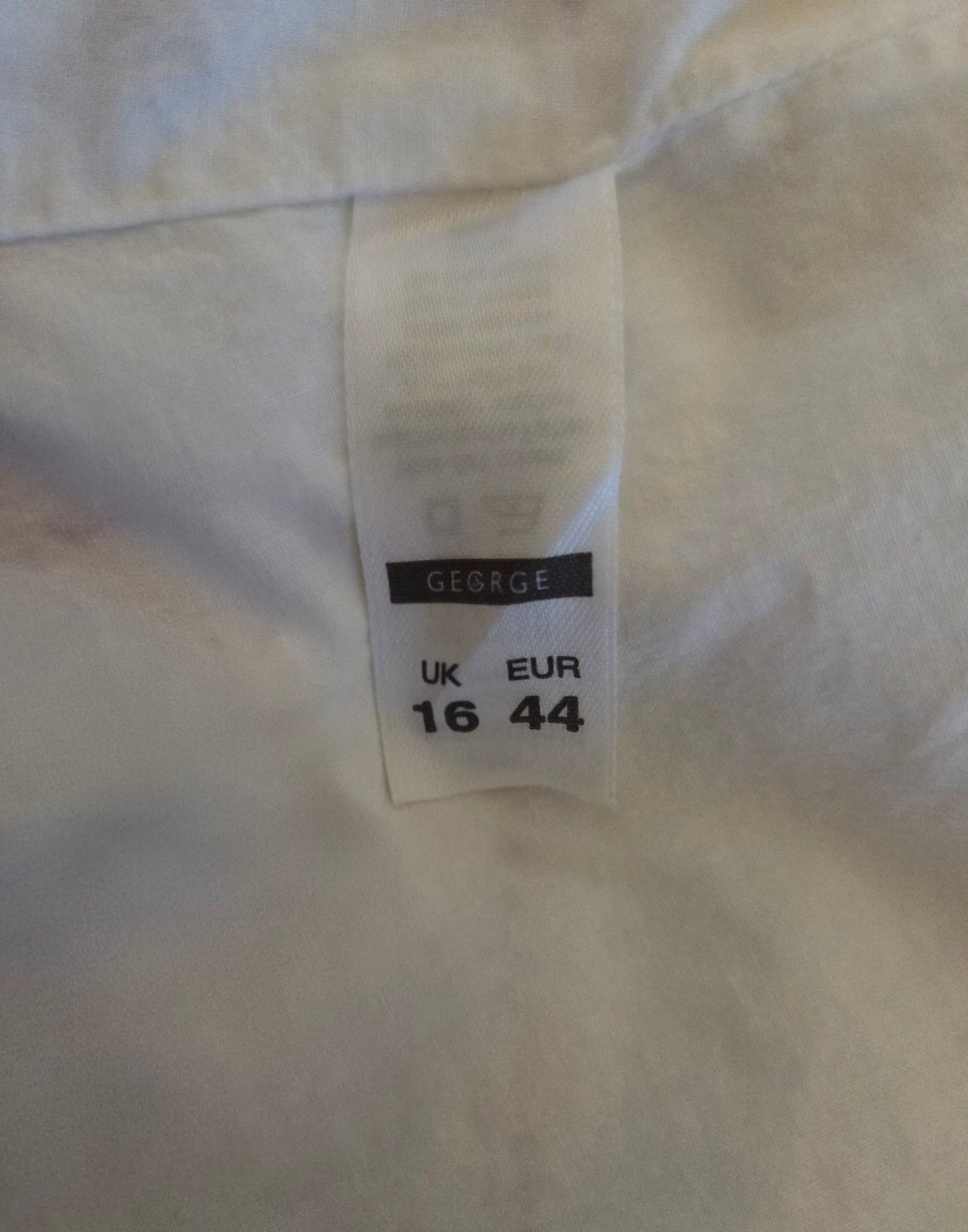 Size tag on a light-colored fabric with 'George' branding.