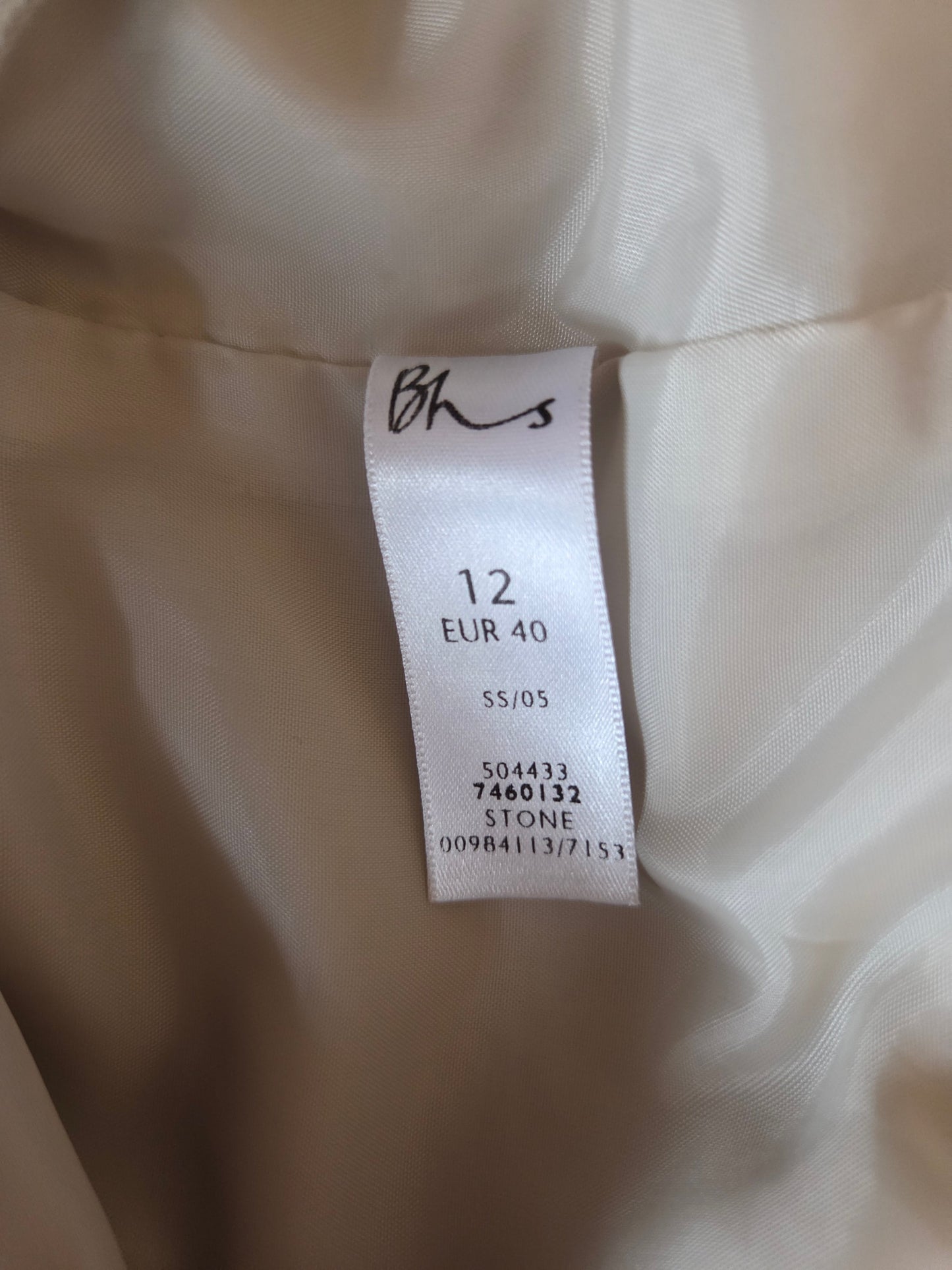 Size label on a beige fabric background