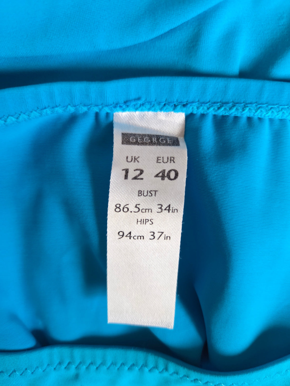 Size label on a turquoise background