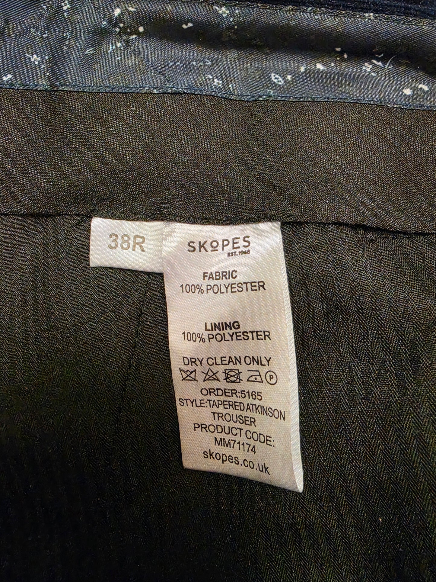 Close-up of a skopes size label