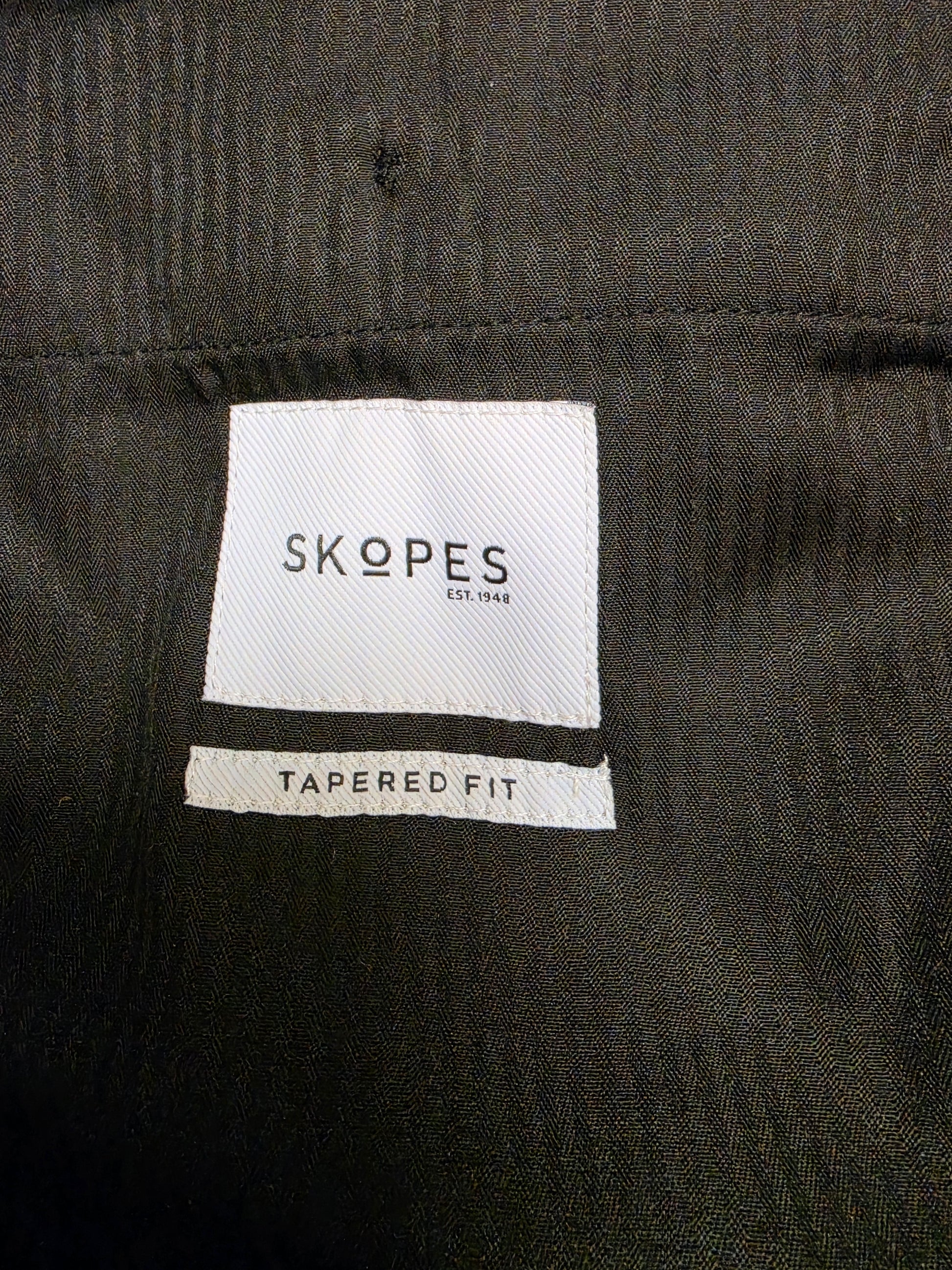Close-up of the brand SKOPES and the fit description 'TAPERED FIT'.