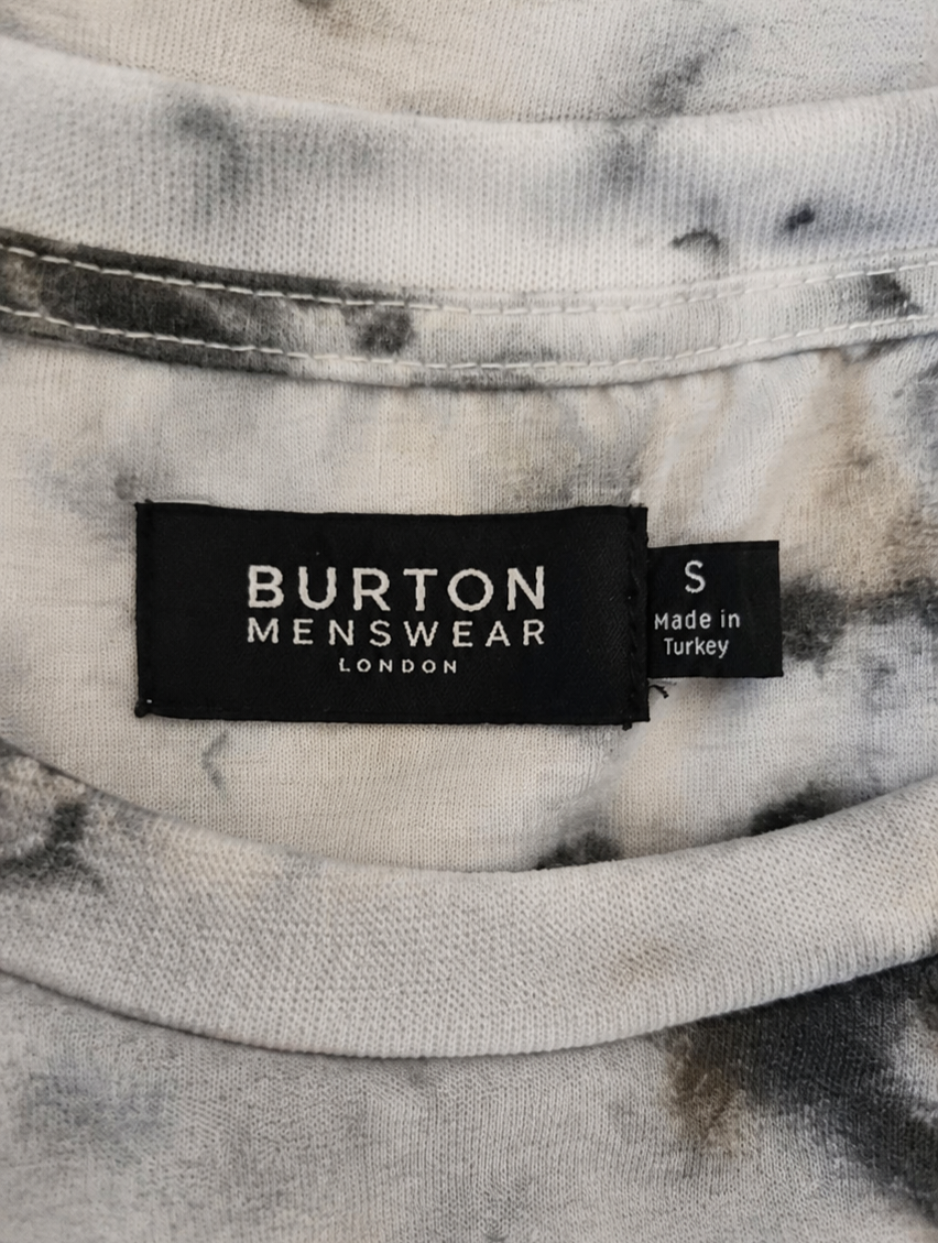 T-shirt with black and white abstract pattern size label