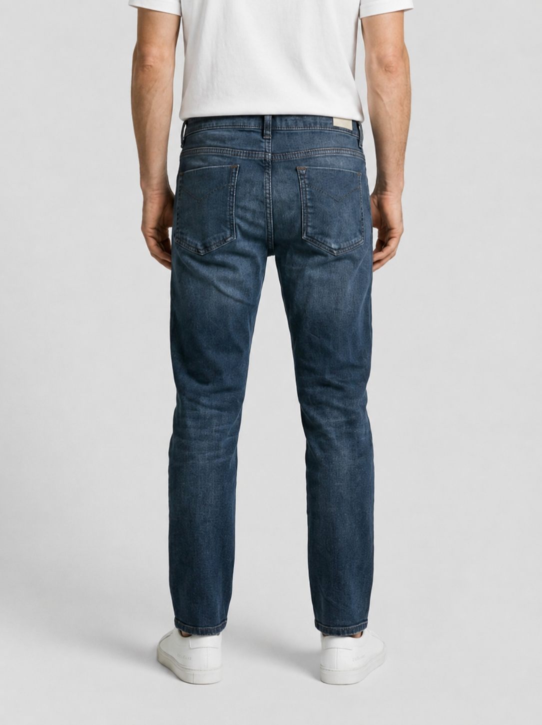 Man wearing blue jeans and a white t- shirt