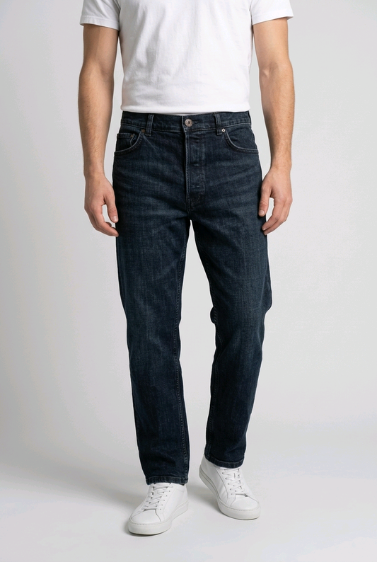 Man wearing a pair of black jeans with a white t-shirt
