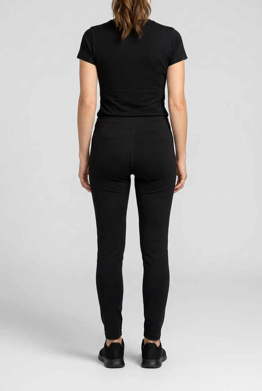 Woman wearing black jordan leggings