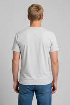Man wearing a white t-shirt and blue jeans 